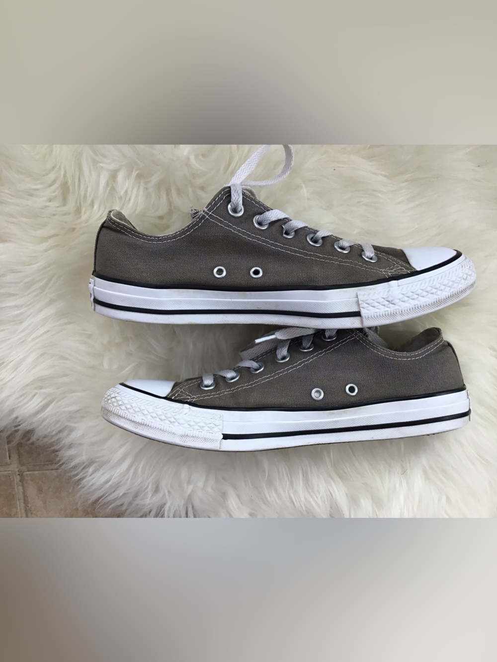 Gray Converse Chuck Taylor Low Tops Woman’s Size 9- Men’s 7 - Picture 5 of 8